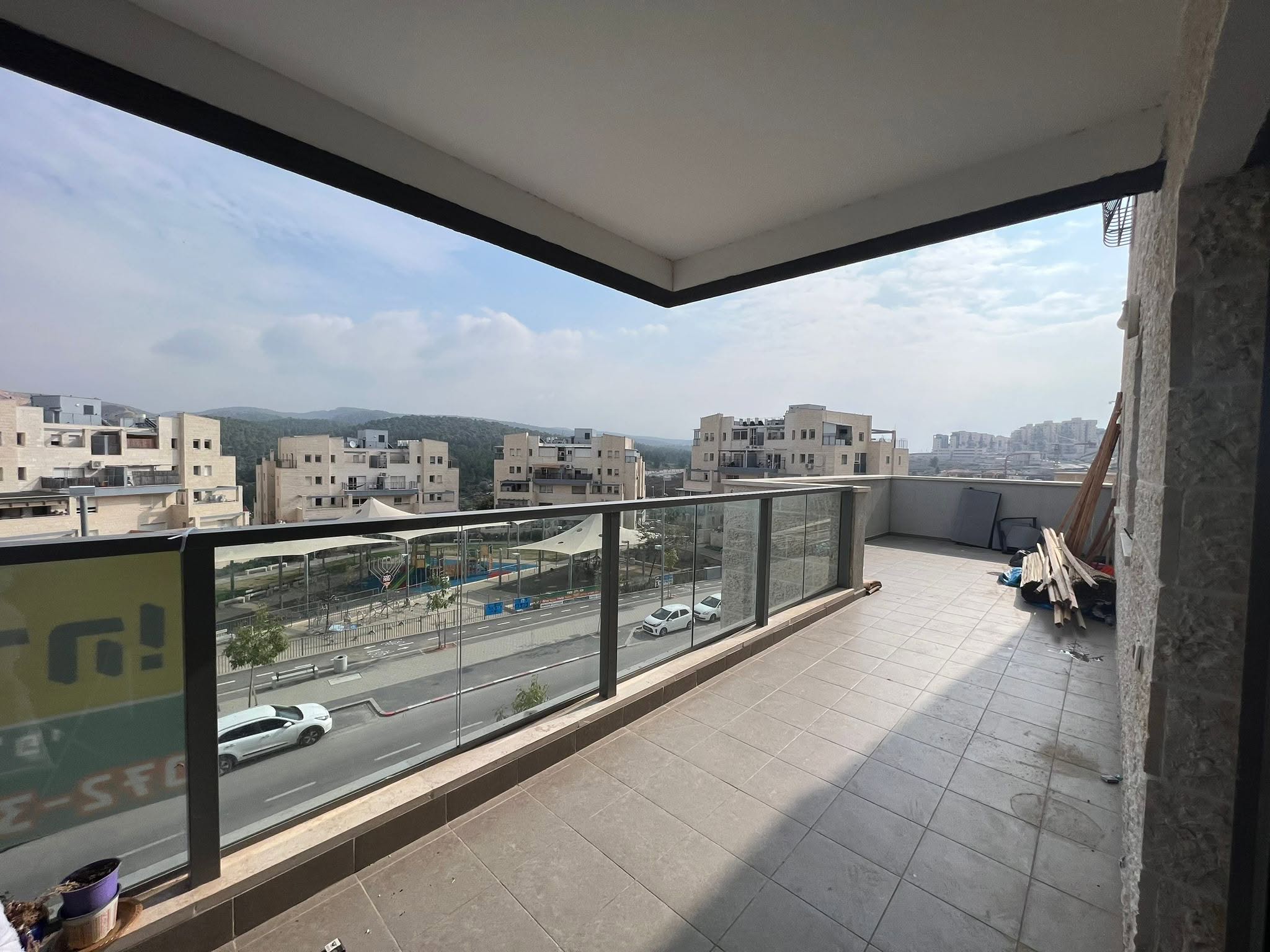 דירת 4 חדרים עם מרפסת 40 מטר